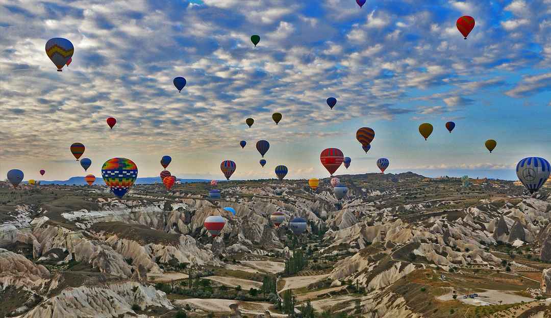 Kapadokya'da Büyüleyici Manzaralarla Balon Turu